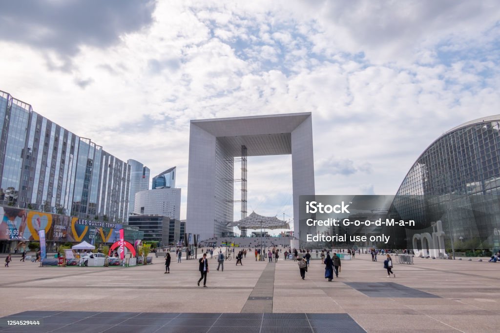 Paris La Défense to Charles de Gaulle Airport (CDG) 